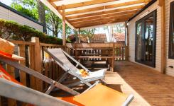 Mobil-home Resasol 6/8 personnes modèle 2024: Bains de soleil sur la terrasse