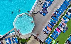 vue drone du spa sur la plage de la piscine du parc aquatique du Camping avec bassin balnéo et jacuzzi dans les Landes