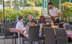 camping pension complète all inclusive Réservez votre séjour en camping 5 étoiles avec pension complète face à la mer dans les Landes et profitez d’un cadre exceptionnel pour des vacances inoubliables famille à la brasserie restauration avec cocktails