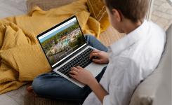 Wifi-camping-5-etoiles-vieux-port-landes-ordinateur-portable-telephone-un-enfant-regarde-prochaines-vacances-de-rêve-au-grand-parc-aquatique-bord-de-plage