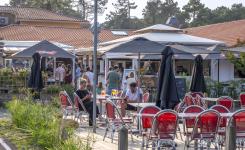 brasserie VP bar restaurant avec terrasse bois ouvert en même temps que l'établissement hôtellier de plein air pour une cuisine authentique à tout moment de la saison