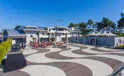 grand espace modulaire dehors du Parvis clôturé