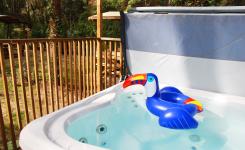 VP-Emplacement-VIP-150-Jacuzzi-camping-landes-5-etoiles-bord-de-mer-avec un toucan gonflable dans l'eau