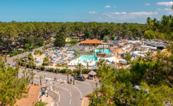 toutes-nos-animations-camping-5-etoiles-vieux-port-landes-piscines-toboggan-palmier-parc-aquatique(3)-2025_MAJ_SITE_PARC_AQUATIQUE-vue-aérienne-drone-forêt-landes-ciel-bleu-jour-ensoleillé-outdoor-parc-aquatique-xxl-piscines-chauffées-tout-sur-place-toboggans-transats-solarium
