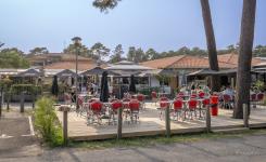 Nouvelle terrasse bois prête pour la saison 2025 à la brasserie restaurant guinguette en face du parking pour bénéficier d'un espace chill le temps de son apéro en famille ou entre amis