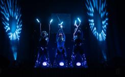 lumières noires bleues et violettes avec instruments LEDs et flash des spots pour mettre en valeur les danses iconiques des 3 performeurs 
