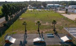 Camping avec terrain de football dans les Landes (1) vue drone du dessous d'un terrain de foot sur gazon avec personnes disputant un match vue drone aérienne