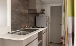 Coin cuisine dans un mobil home cozy pour 4 à 6 personnes au camping à proximité de la plage dans les Landes