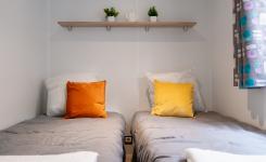 Chambre avec lits doubles dans un intérieur tout confort sous les pins sur le littoral landais