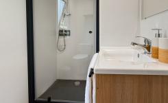 Vue de la salle de bain tout équipée dans un environnement paisible du mobil home situé dans les pinèdes du littoral landais, proche de Bayonne et Biarritz