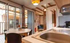 20250710 Chalet Duo Premium Piscine 6-7 personnes (108) Coin Repas Cuisine A