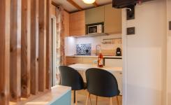 20250710 Chalet Duo Premium Piscine 6-7 personnes (44) Suite Parentale - Cuisine B-Enhanced-NR