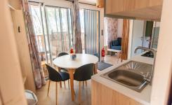 20250710 Chalet Premium Piscine 4-5 personnes (14) Coin Repas A