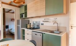 20250710 Chalet Premium Piscine 4-5 personnes (16) Cuisine