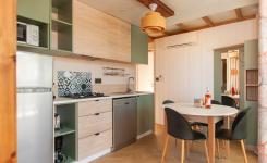 20250710 Chalet Premium Piscine 4-5 personnes (23) Coin Repas B