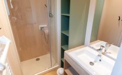 20250710 Chalet Premium Piscine 4-5 personnes (36) SDB 1