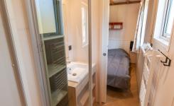 20250710 Chalet Premium Piscine 4-5 personnes (37) SDB + Chambre 1
