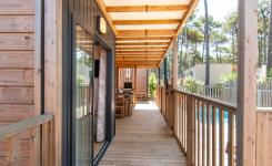 20250710 Chalet Premium Piscine 4-5 personnes (69) Terrasse