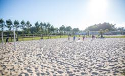 Terrains de football du camping comprenant un grand terrain en gazon naturel idéal pour les matchs en équipe et un second terrain en sable pour des parties plus décontractées, situés en plein air et entourés d’espaces verts.