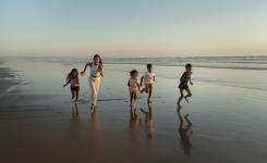 les-enfants-s-amusent-a-la-plage