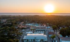 Coucher de soleil sur la plage observé depuis la grande salle de spectacles de l’arena, ambiance événement professionnel avec apéritif dînatoire organisé au parc aquatique