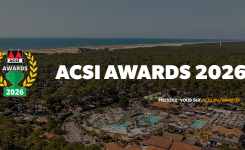 Vue aérienne du Camping Le Vieux Port 5★ avec sa piscine lagon, ses installations modernes et sa proximité immédiate de la plage, candidat aux ACSI Awards 2026.