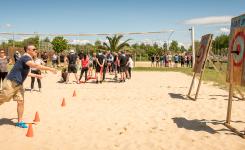Participant lançant hache sur cible bois activité team building entreprise cohésion équipe