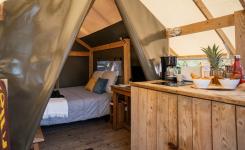 Intérieur de la Tente Duo 2 personnes avec lit double et kitchenette