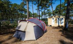 Camping emplacement VIP grand standing 120m² : terrain spacieux, ombre et soleil, espace family-friendly pour 2-6 personnes, confort premium.