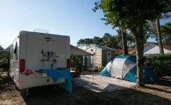 Location emplacement camping VIP 120 m² : surface XXL, intimité, ombrage naturel, aménagement haut de gamme pour 2-6 personnes, vacances familiales.