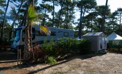 Emplacement camping VIP 2-6 personnes 120m² : grand terrain privé, espace détente, calme, proximité animations, confort premium pour toute la famille.