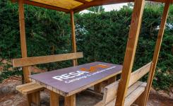 Emplacement VIP camping 120 m² 2-6 personnes : grand espace privé avec terrasse, calme absolu et confort premium pour famille ou couple.