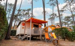 Tente RESASOL 4/5 personnes glamping 21 m² : hébergement tout confort avec 2 chambres, cuisine équipée, salle de bains et terrasse couverte.