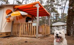 Tente RESASOL 4/5p glamping animaux admis : 21 m² cosy, 2 chambres, cuisine équipée, salle de bains, terrasse couverte.