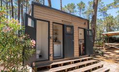 Kitchenette emplacement VIP 150 m² jacuzzi Le Vieux Port : lave-vaisselle + frigo, sanitaires privés, grand terrain, bain chaud, confort camping haut de gamme.