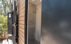 Camping jacuzzi VIP 150m² calme Le Vieux Port : grand parcellaire, bain extérieur privatif, sanitaires avec belle douche, kitchenette lave-vaisselle frigo, sérénité nature famille.
