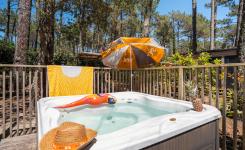 Entrez dans une nouvelle dimension du camping  espace, intimité et jacuzzi privatif… à découvrir dès maintenant.