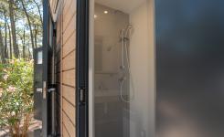 Emplacement 150m² jacuzzi kitchenette Le Vieux Port : lave-vaisselle frigo sanitaires, grand terrain privé, bain extérieur, confort camping premium 2-6 pers.