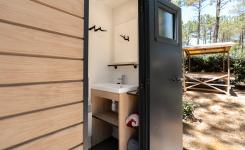 Camping VIP jacuzzi 150 m² Le Vieux Port : sanitaires, kitchenette, grand espace, bain chaud, luxe abordable.