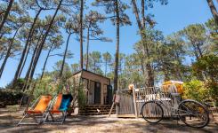 Kitchenette emplacement VIP 150 m² jacuzzi Le Vieux Port : lave-vaisselle + frigo, sanitaires privés, grand terrain, bain chaud, confort camping haut de gamme.