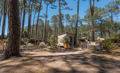 Emplacement VIP familial 150 m² jacuzzi camping Le Vieux Port : grand terrain pour 2-6 personnes, sanitaire privé, kitchenette lave-vaisselle frigo, vacances familiales.