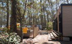 Bain chaud privé emplacement VIP 150m² camping Le Vieux Port : grand espace calme, sanitaires modernes, kitchenette équipée, séjour cocooning famille ou couple.