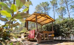 Emplacement VIP calme 150 m² jacuzzi camping Le Vieux Port : territoire privé, bain chaud, sanitaires, kitchenette équipée, vacances nature 2-6 personnes luxe.