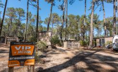 Photo emplacement 150 m² VIP jacuzzi camping Le Vieux Port : espace XXL privé, pool house jacuzzi, sanitaires modernes, kitchenette complète, séjour luxe accessible.