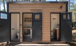 Camping Le Vieux Port emplacement VIP 150m² : grand terrain privé jacuzzi, sanitaires privés, coin cuisine avec lave-vaisselle et frigo, vacances premium famille.