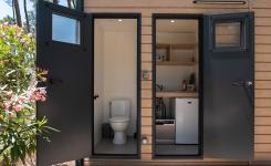 Jacuzzi emplacement VIP nature 150 m² Le Vieux Port : grand terrain ombragé, calme, bain extérieur, sanitaires privés, kitchenette complète, cocooning extérieur.