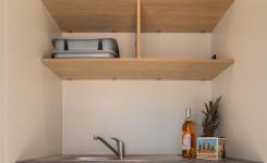 Emplacement premium 150 m² jacuzzi camping Le Vieux Port : grand parcellaire ombragé, sanitaires privés, kitchenette équipée, confort supérieur 2-6 personnes.