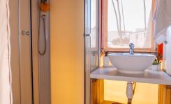 Camping RESASOL tente 4/5p : hébergement 21 m², authenticité, cuisine équipée, 2 chambres, salle d'eau, terrasse couverte.