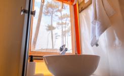 Tente camping RESASOL 4/5 personnes : 21 m², confort cosy, cuisine complète, 2 chambres, salle de bains, terrasse avec chiliennes.