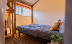 Tente RESASOL family glamping 4/5p : 21 m², confort, 2 chambres, cuisine équipée, salle de bains, WC séparés, terrasse avec chiliennes.